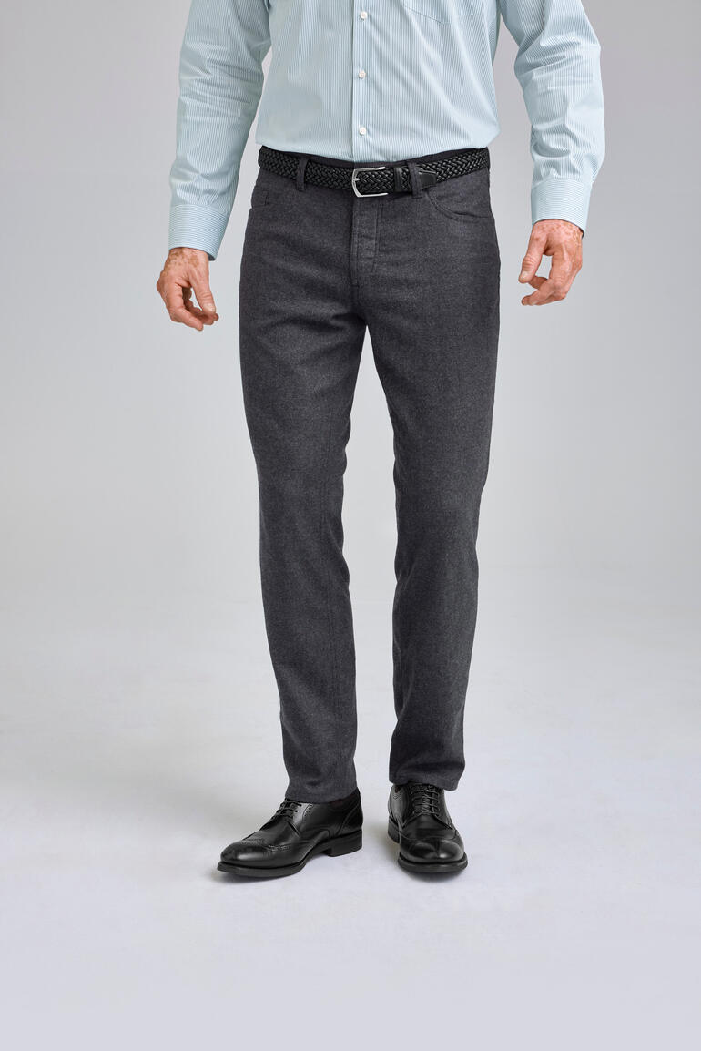 Homme portant un pantalon en cachemire five-pocket anthracite