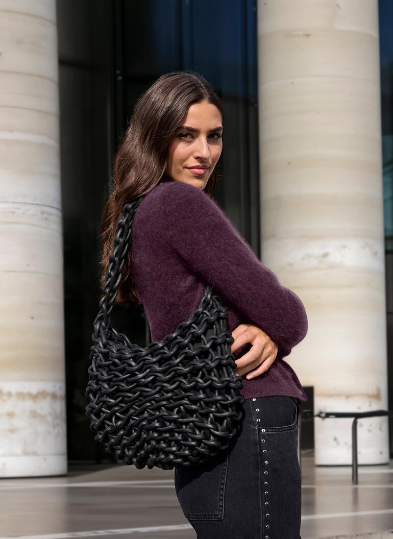 Noir Femme portant un cardigan en cachemire JH1954 brun et tenant un sac noir