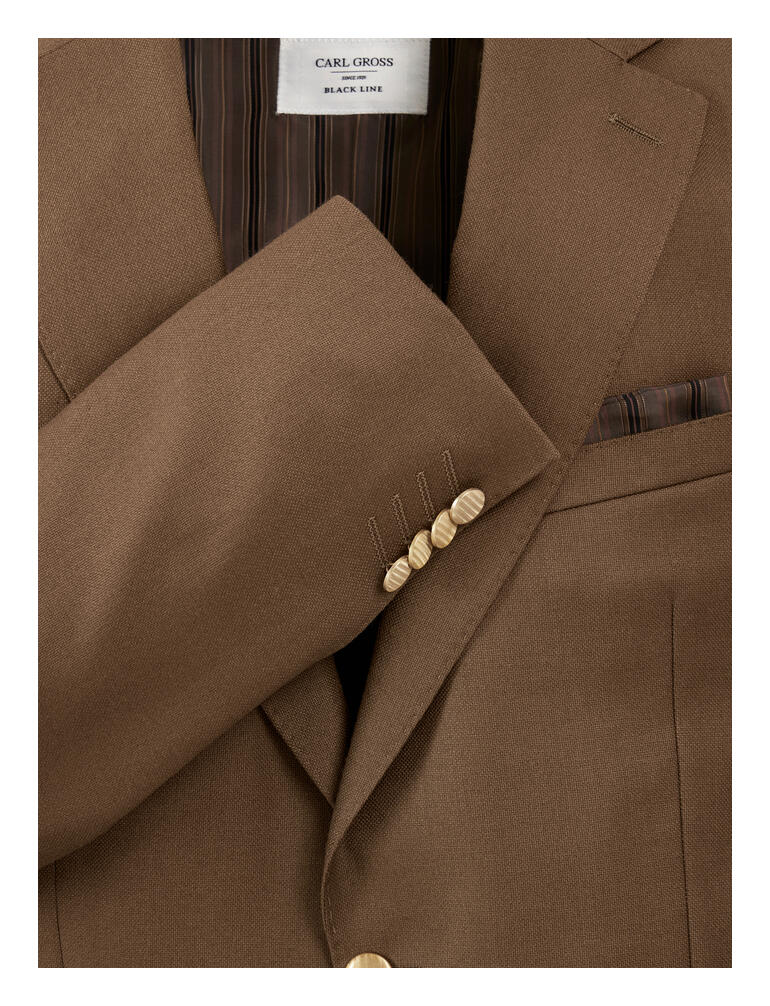 Manche du blazer en cachemire brun avec des boutons.