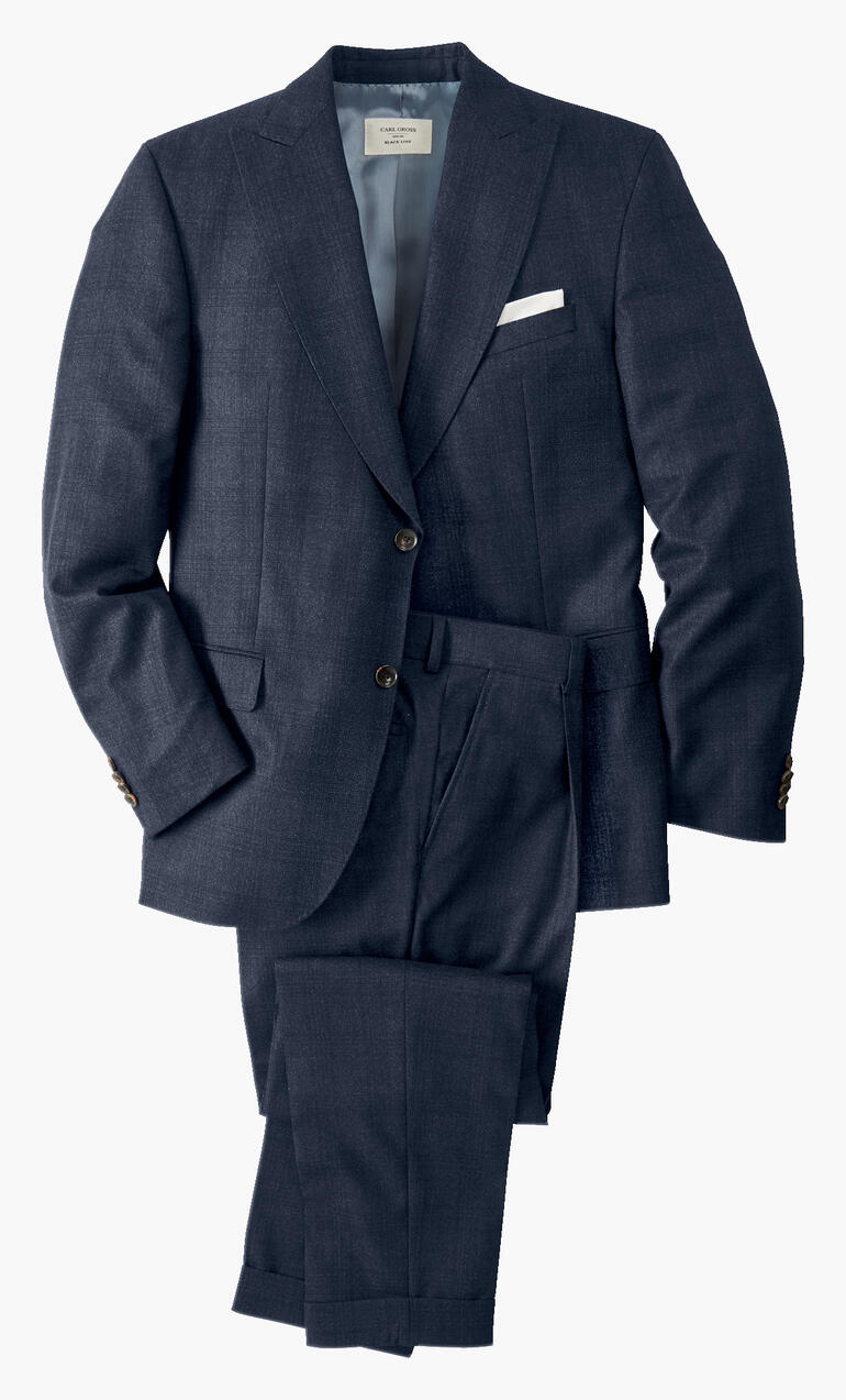 Veste et pantalon bleu marine empilés sur fond blanc.