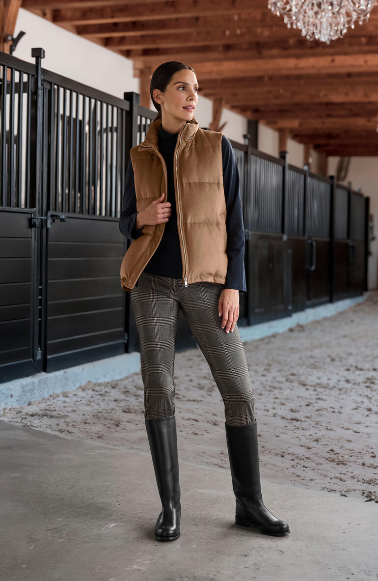 Gilet en duvet mix de laine camel pour femmes avec poches latérales.