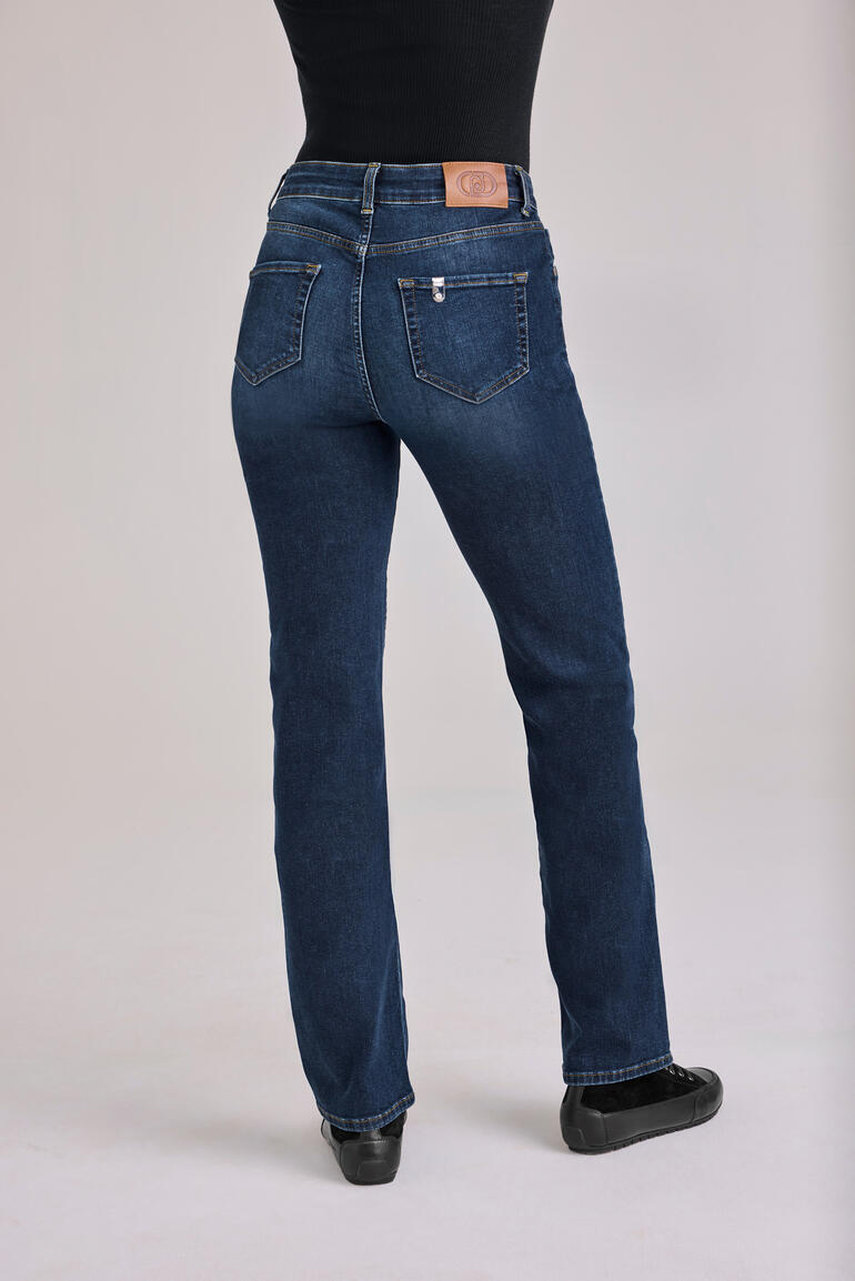 Femme montrant l'arrière en jeans Liu Jo.