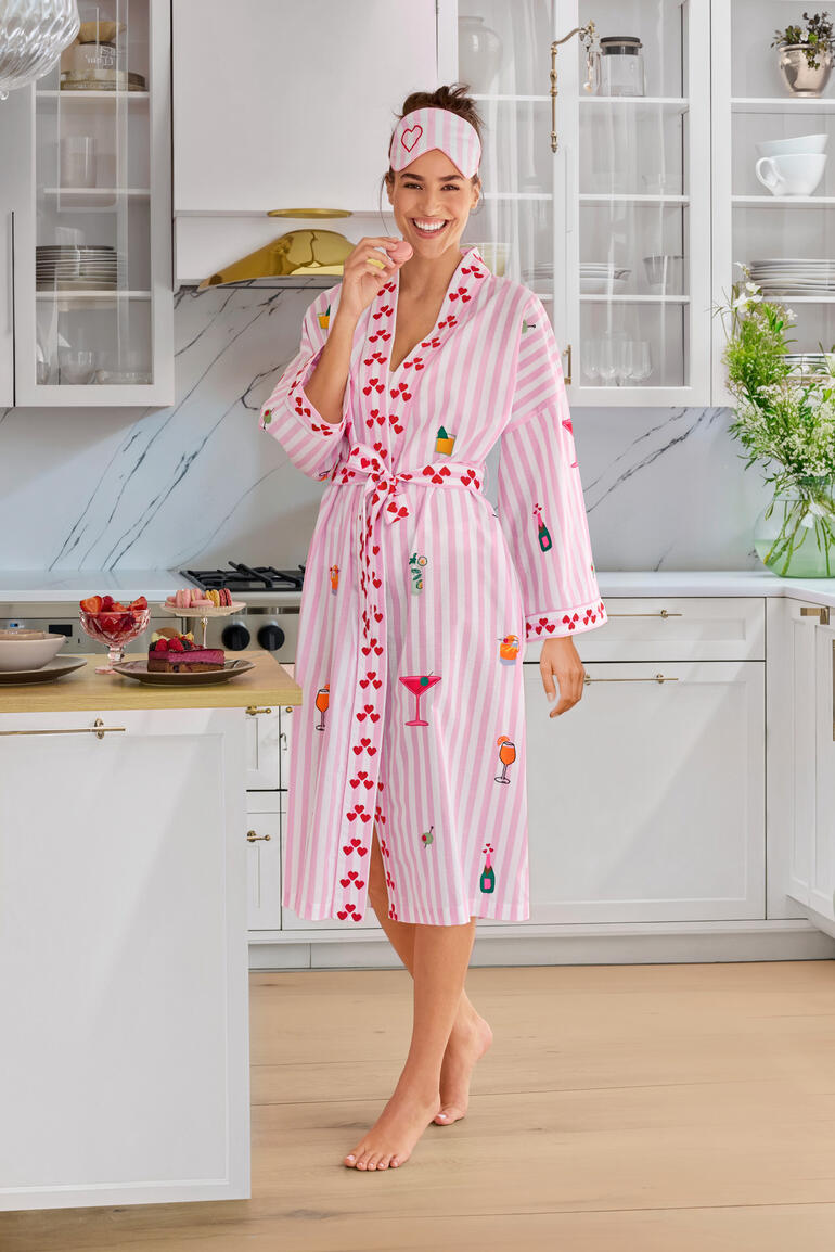 Ensemble Sleepover Nimo With Love Femme portant un peignoir rayé aux motifs colorés dans une cuisine moderne.