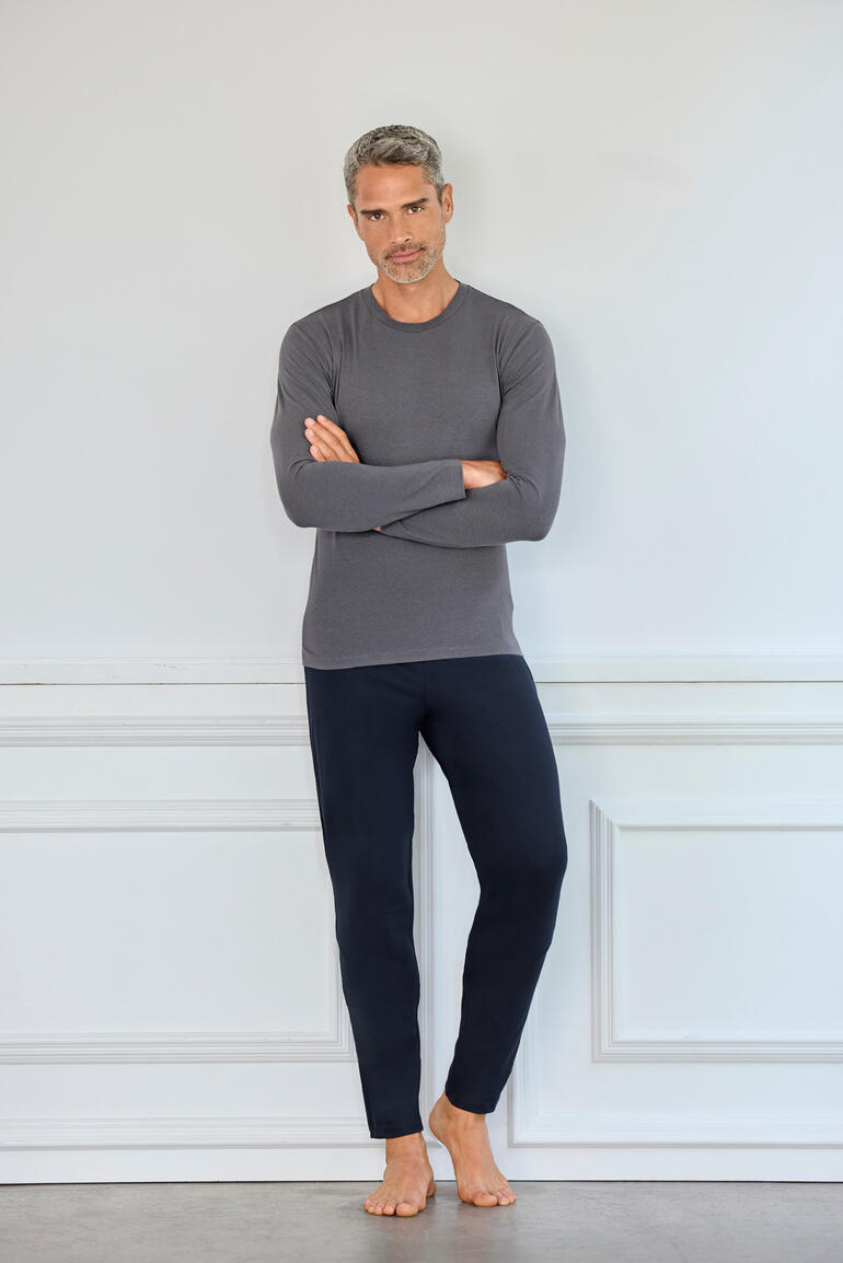 Homme portant un pantalon de côté Novila gris