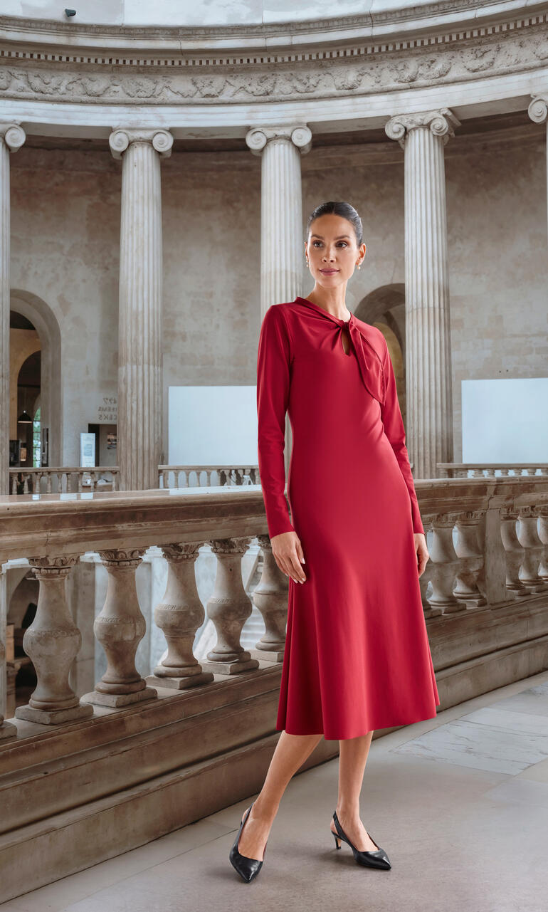Robe rouge Easywear avec une coupe élégante et détail de nœud.