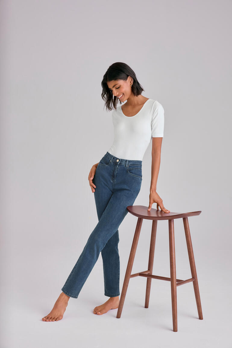 Bleu Jean R.b.Brax Beq.Pocket en bleu, porté décontracté par une femme en pose debout.