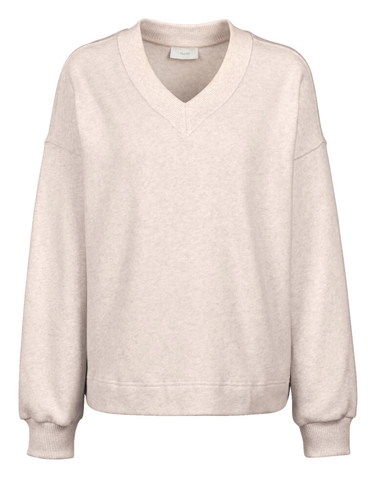 Pull beige avec col en V sur fond blanc.