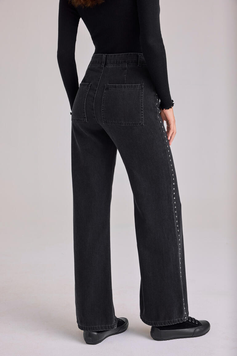 Femme portant un jean large à clous de Bella Dahl, vue de dos