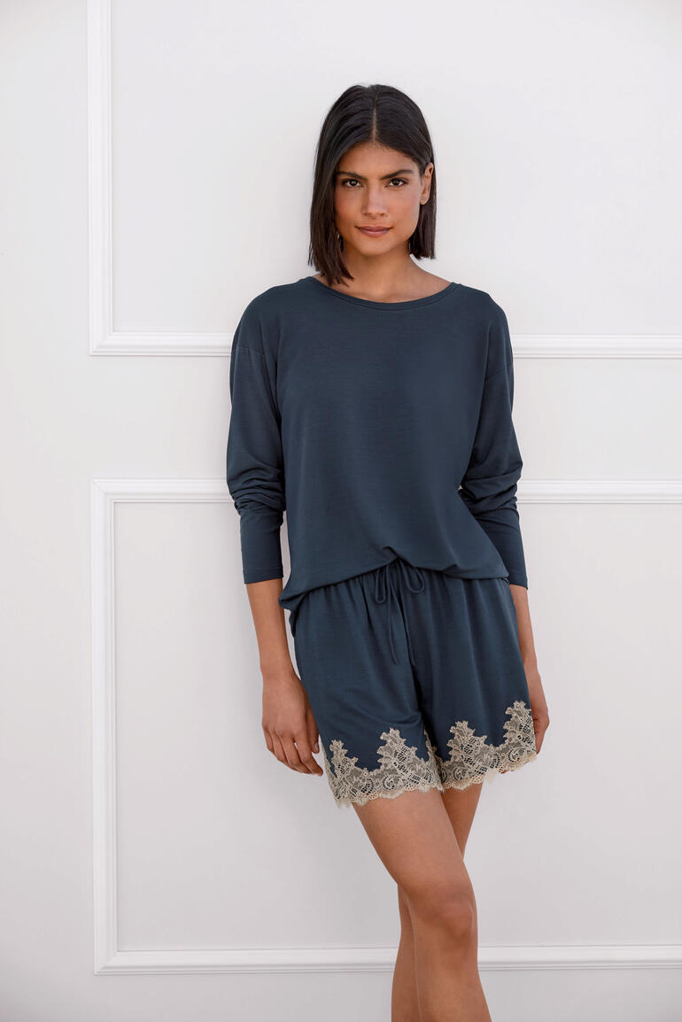 Pyjama court bleu foncé avec de la dentelle, coupe décontractée et look élégant.