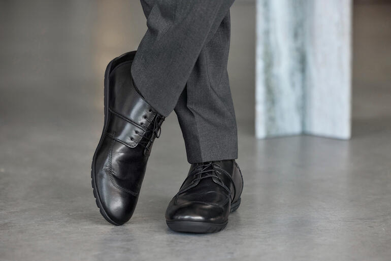 Chaussures d’affaires confortables Franz Gustav Chaussure de bureau confortable Franz Gustav en noir, gros plan sur un homme.