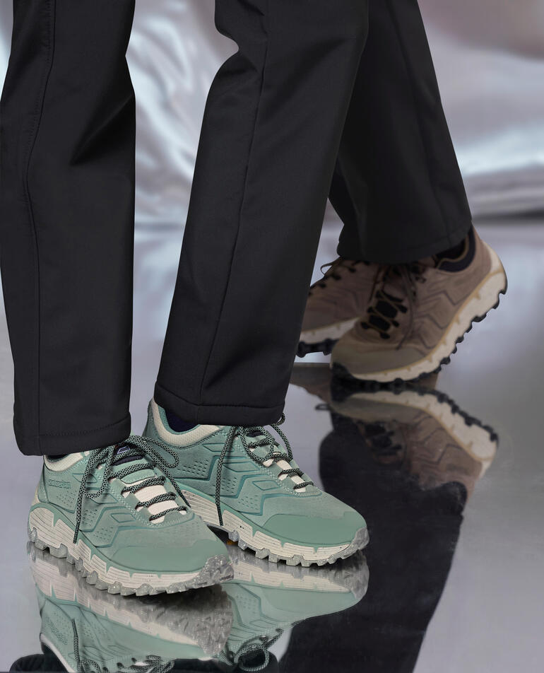 Femme, Menthe et Homme, Brun Baskets Zamberlan en menthe, portées par une femme en tenue sportive.