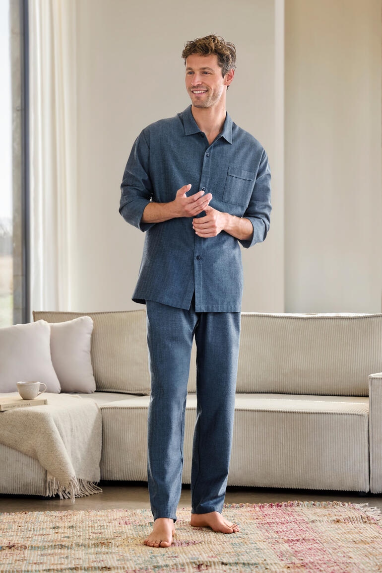 Homme portant un pyjama en flanelle à chevrons bleus foncé avec une poche poitrine.
