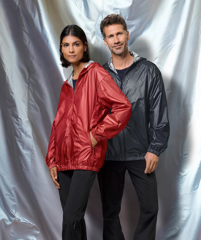 Veste imperméable ultra légère en rouge et noir, unisexe, avec capuche.
