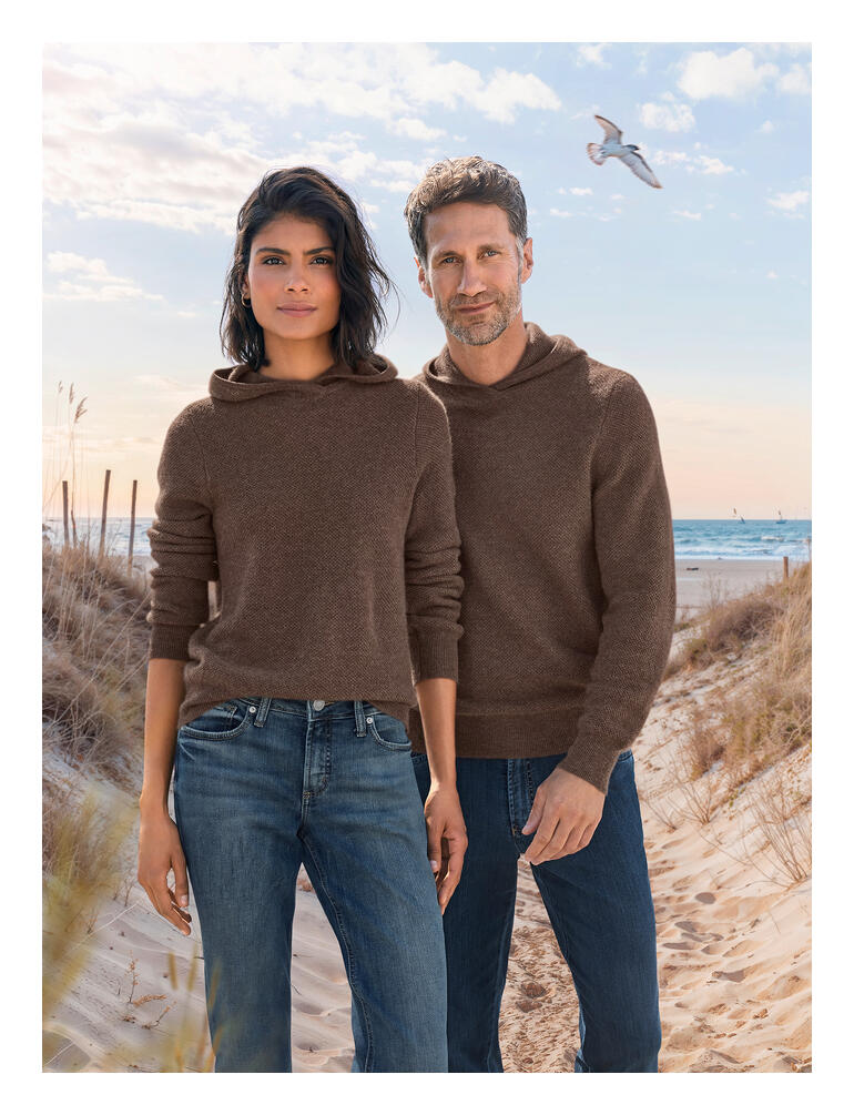 Couple en hoodie JH1954 KA-Pique marron sur la plage, habillé en jeans.