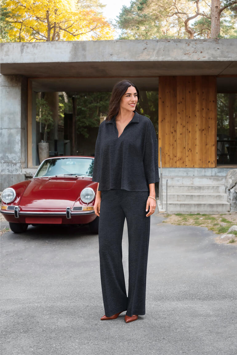 Femme portant une élégante tunique LaSalle Punto Milano dans un environnement urbain.