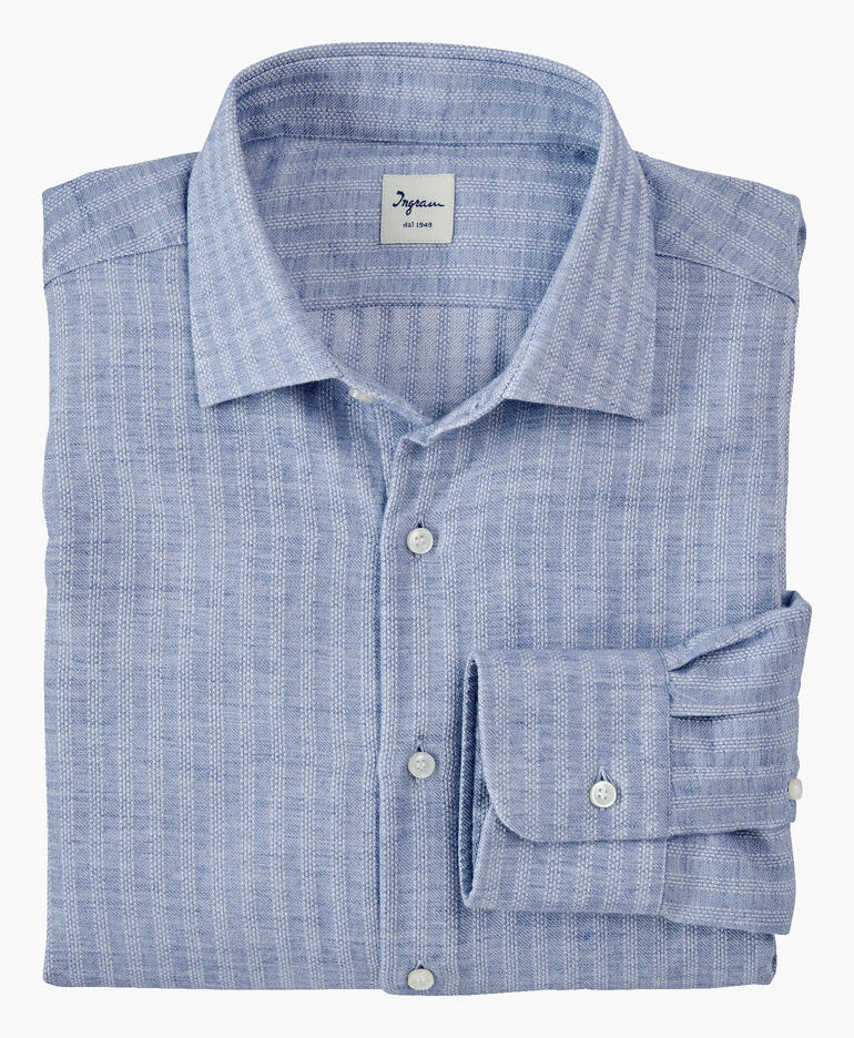Chemise en jacquard rayée bleue claire avec manches retroussées.