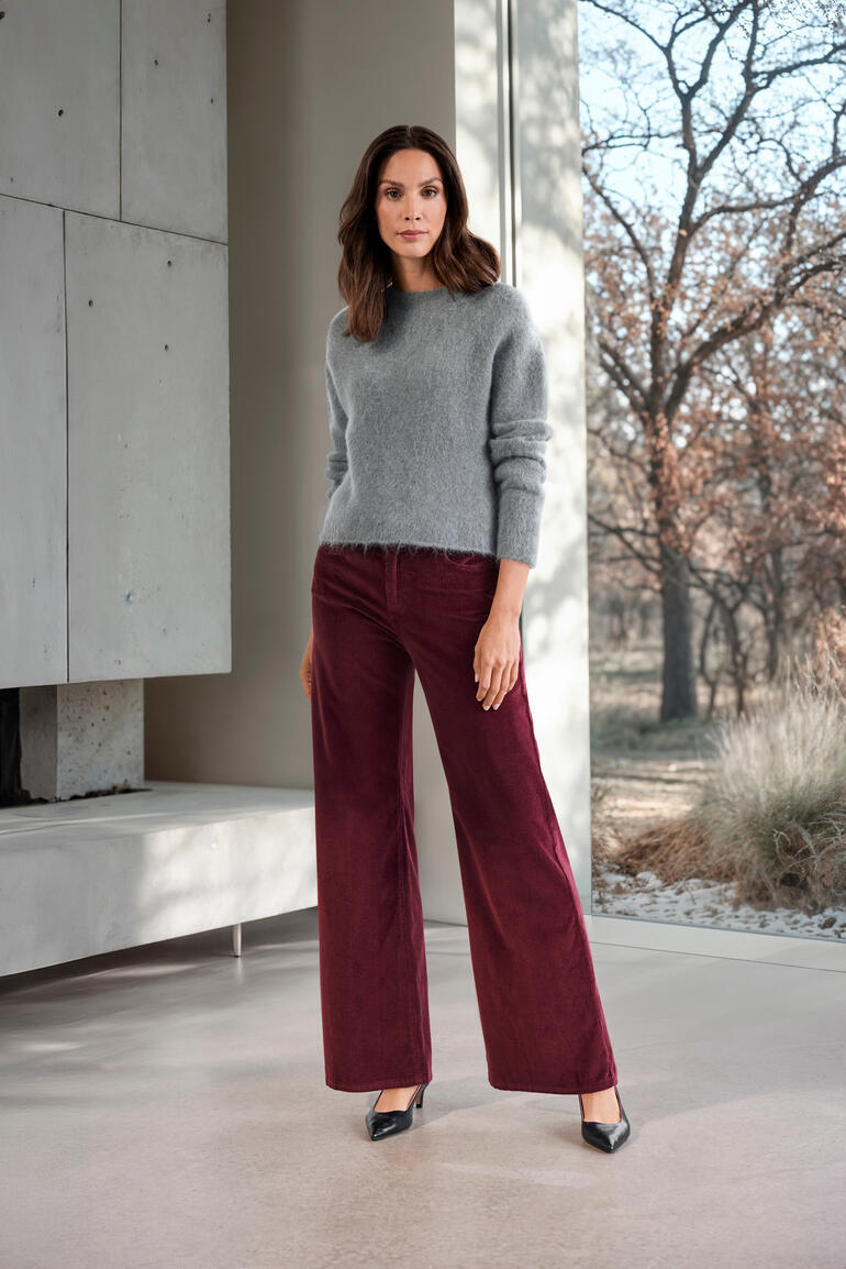 Pullover et Écharpe Pull en alpaga brossé gris en taille 34 sur un modèle.