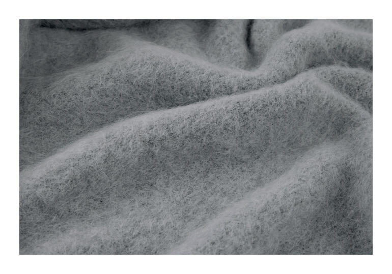 Pull en alpaga brossé gris, vue détaillée du tissu.