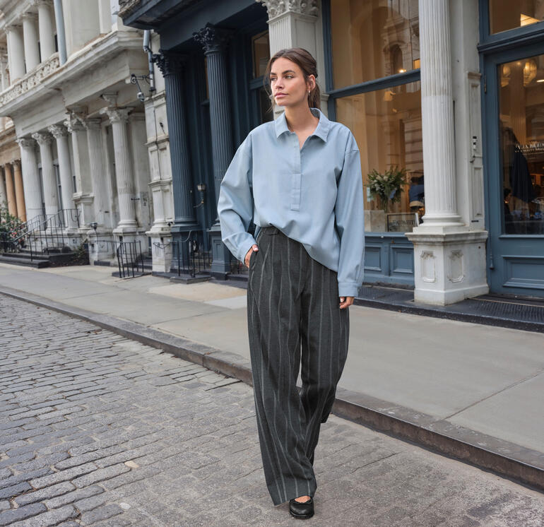 Femme portant une tunique en jean d'hiver bleu en marchant