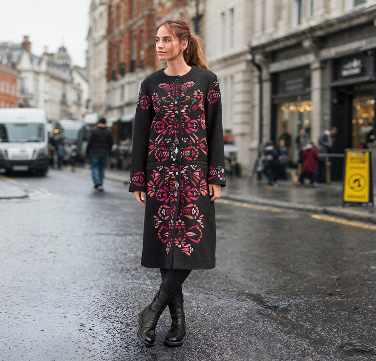 Femme portant un manteau en laine IVKO avec motif floral dans la ville