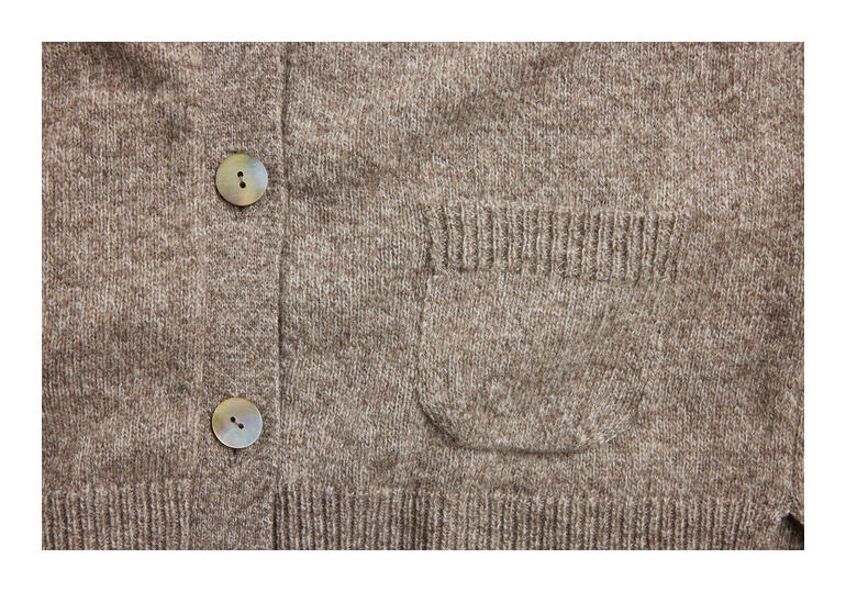 Cardigan en yak gris-brun avec poche et boutons sur fond blanc