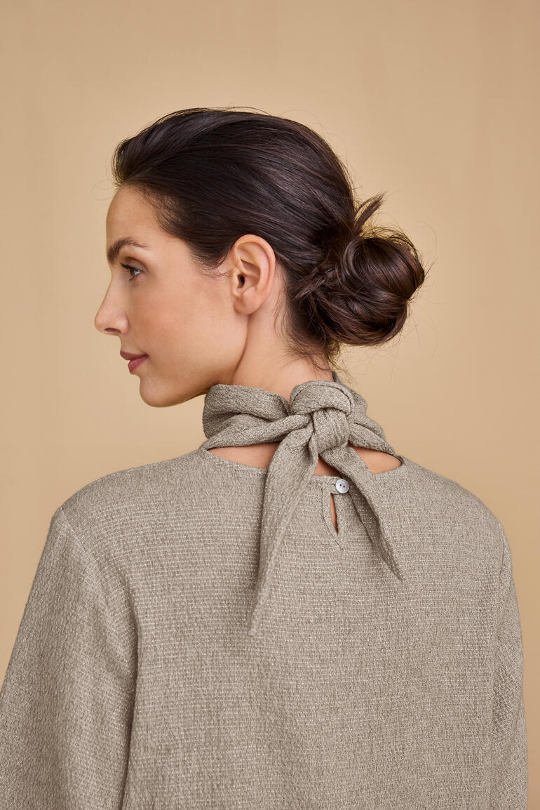 Chemisier en laine Crinkle raffiné Chemisier en laine crinkle élégant en taille 36, vue arrière.