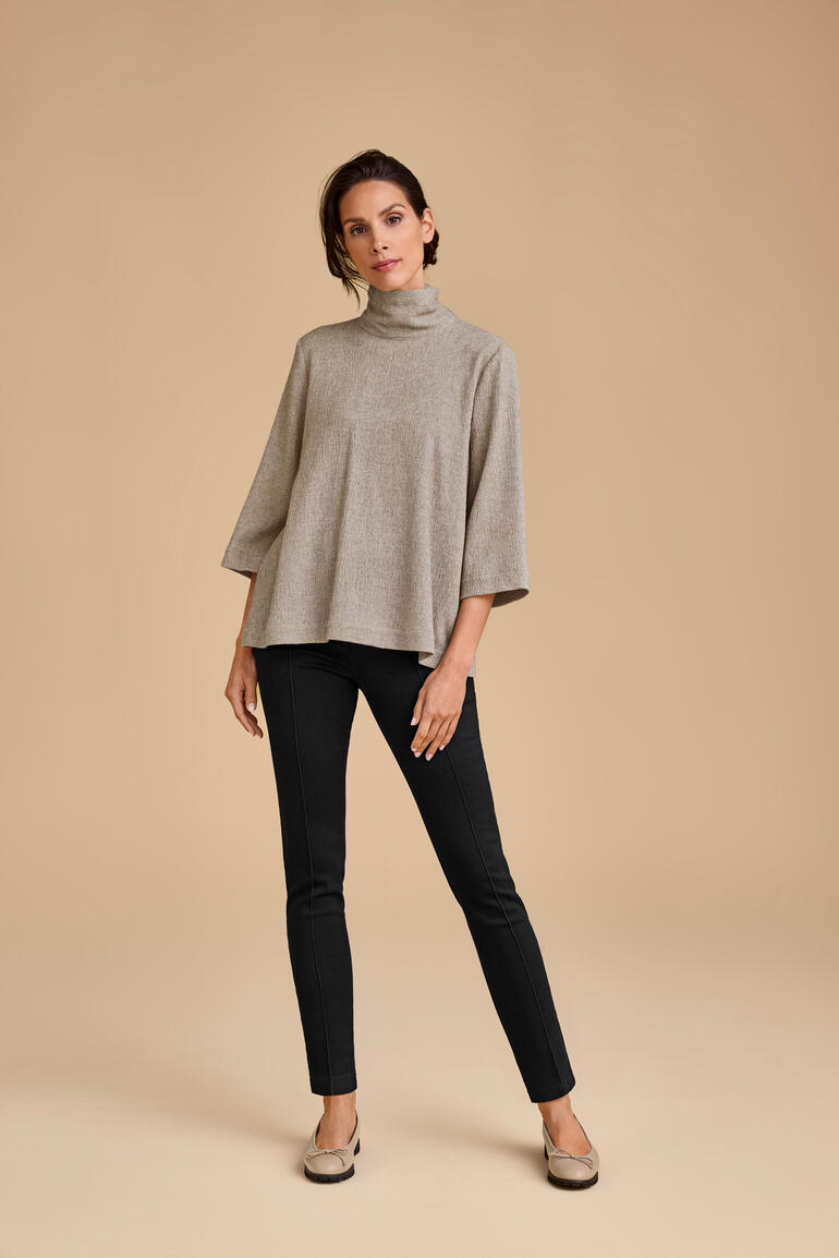 Chic chemisier en laine crinkle grise avec col montant et manches évasées.