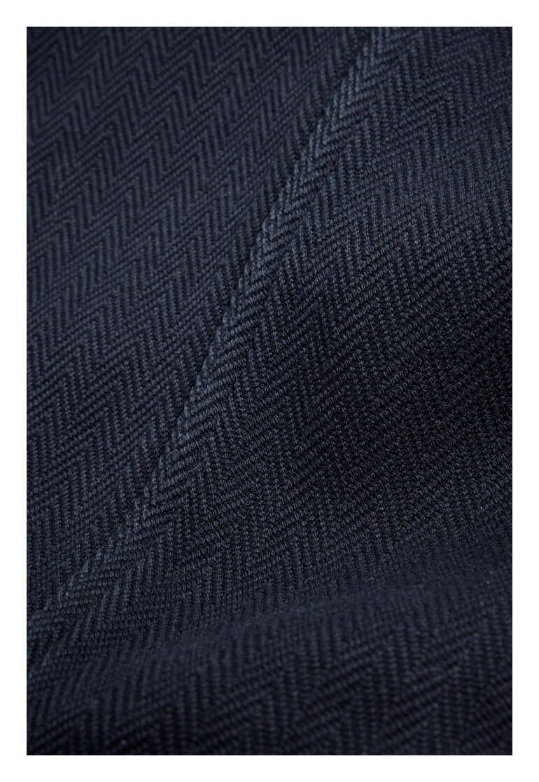 Pantalon herringbone navy en tissu fait main avec une texture fine.