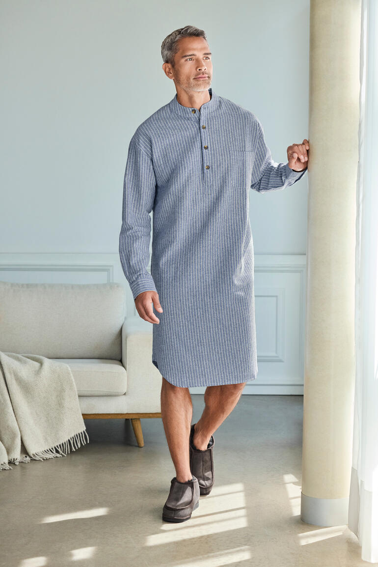 Chemise de nuit bleue Ecru avec col montant et boutons.