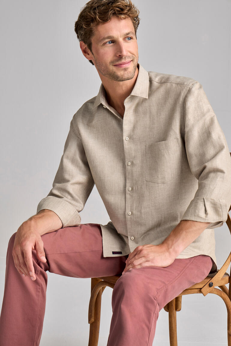 Chemise en chanvre et mérinos couleur sable, homme assis sur une chaise.