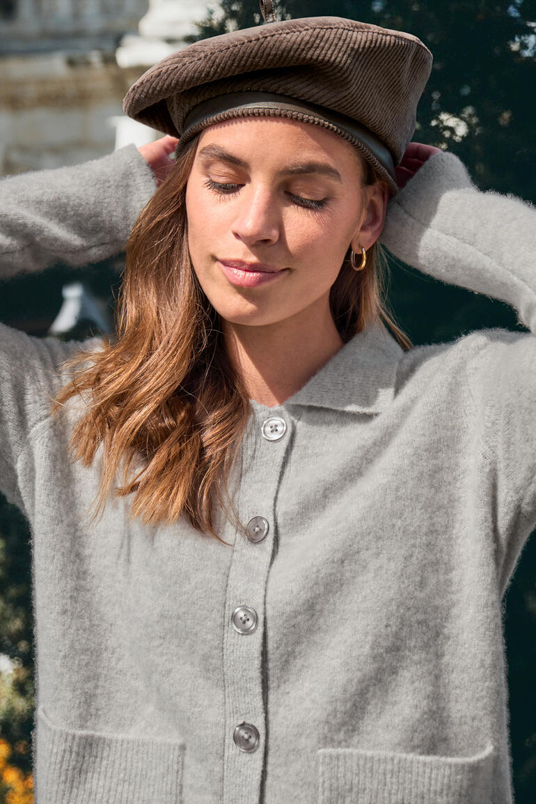 Béret en velours côtelé marron, porté avec un pull gris