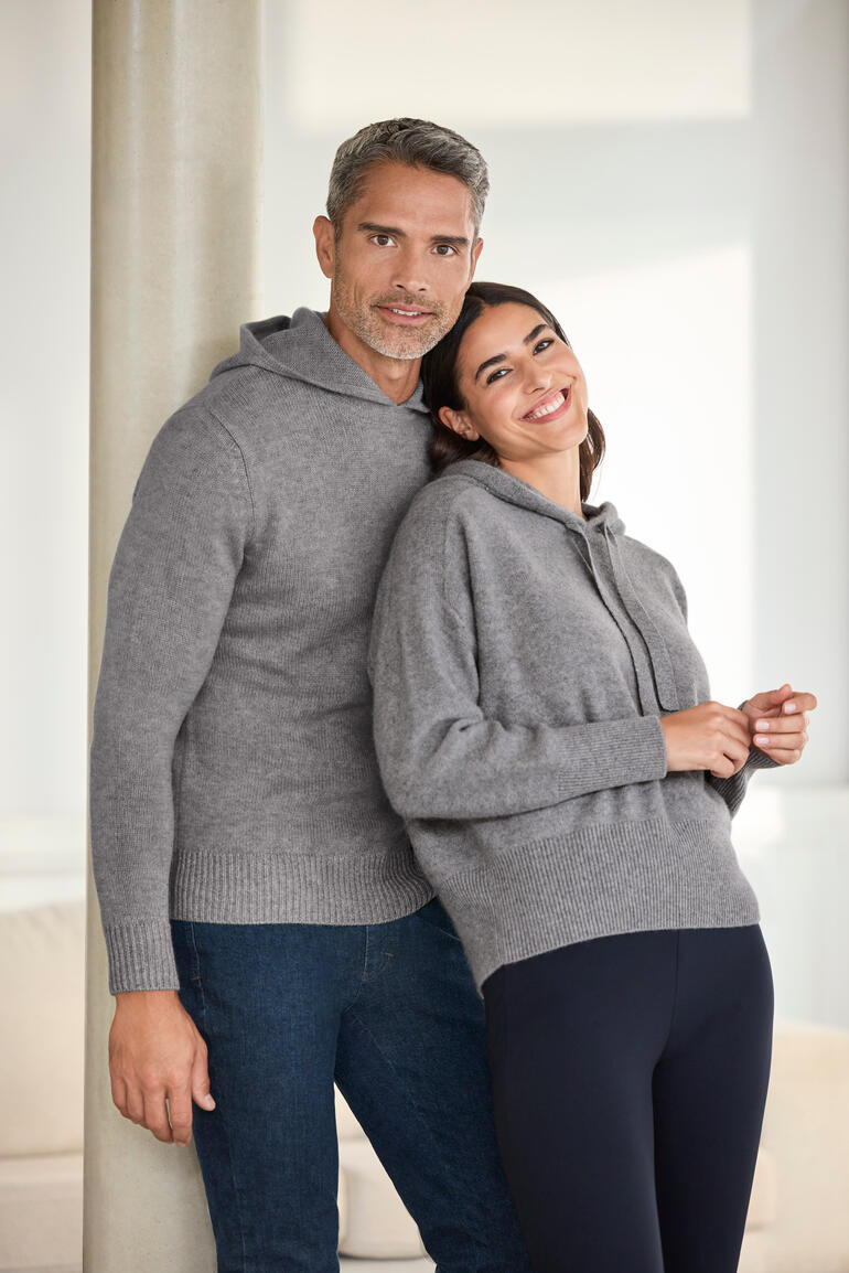 Couple posant dans des sweats à capuche en cachemire bouilli gris