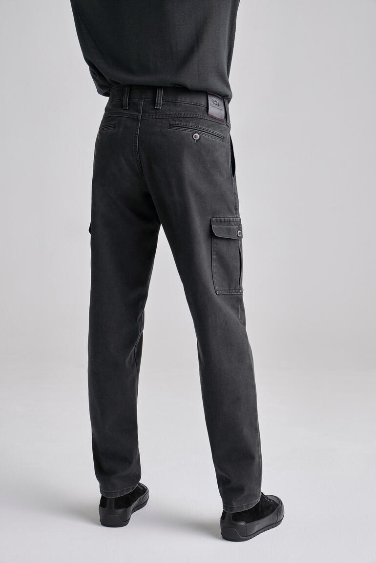 Vue arrière d'un pantalon cargo Thermolite anthracite porté par un homme debout.