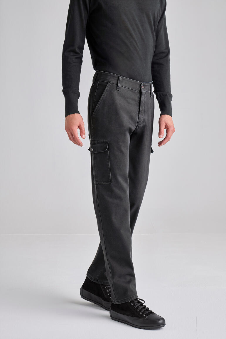 Pantalon cargo foncé avec plusieurs poches, porté par un homme.