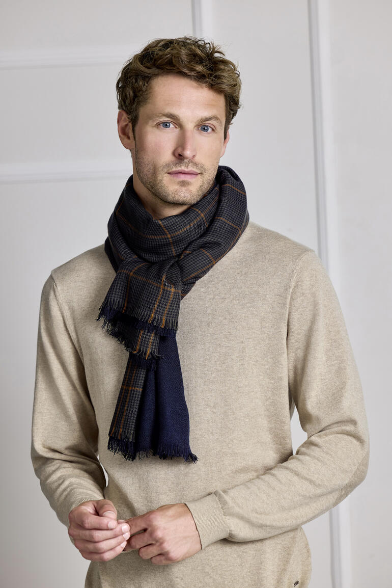 Écharpe réversible en viscose dans une pose décontractée sur un homme
