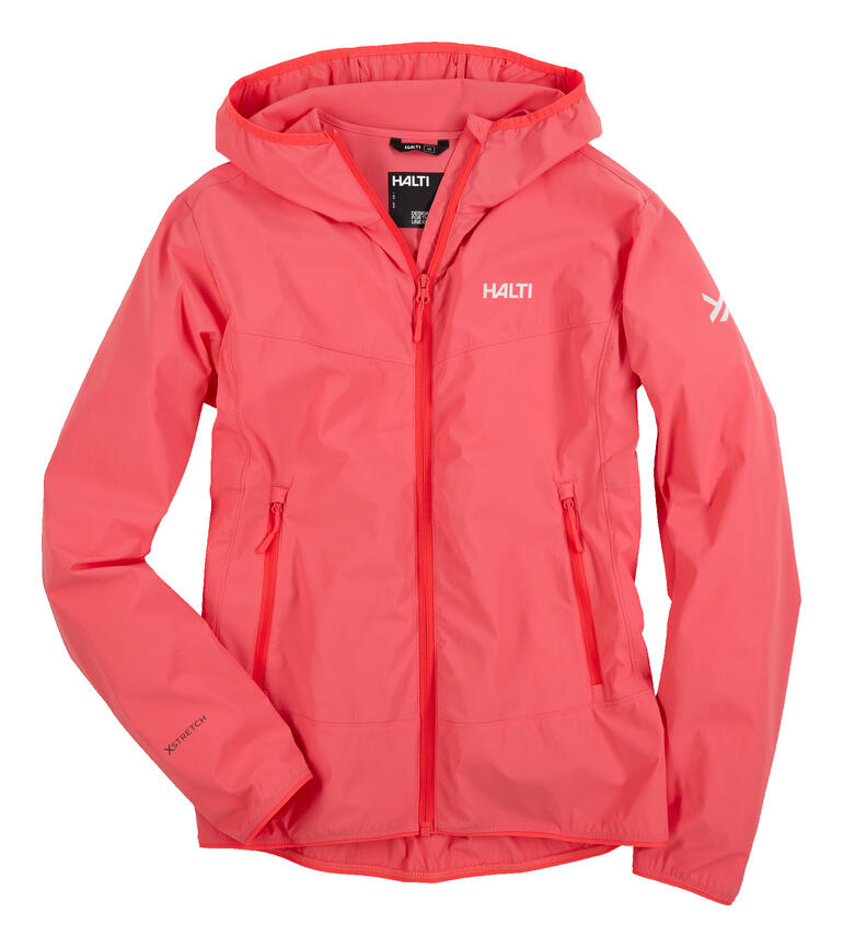 Veste softshell ultralégère D en rose, sur un cintre.