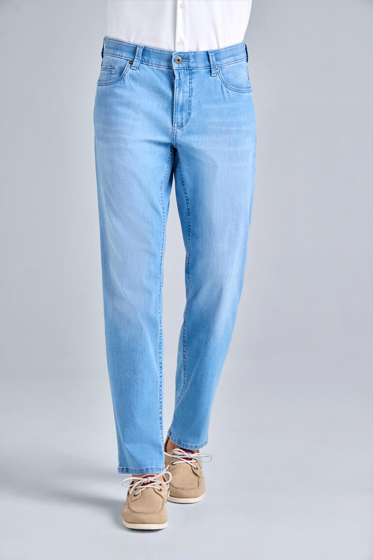 Jean d'été bleu clair avec coupe droite pour homme.