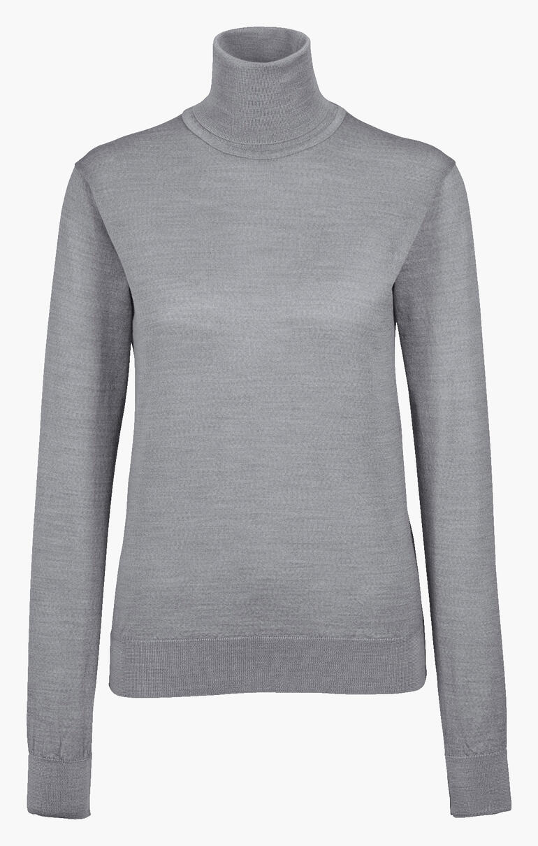 Pull à col roulé gris en matériau fin avec des manches longues.