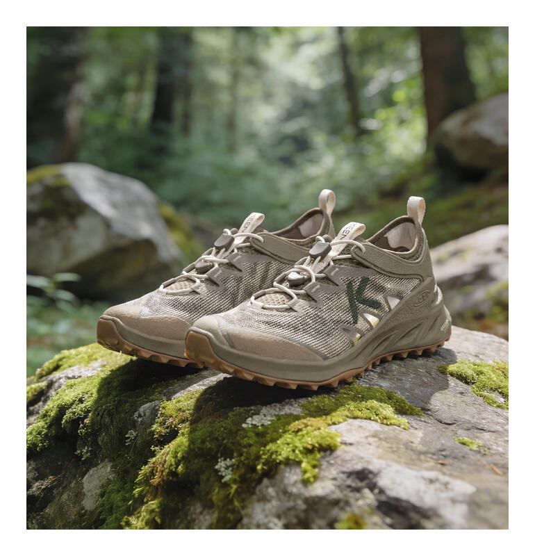 Sneaker hybride Keen en beige sur fond blanc.