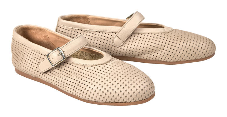 Mary Janes perforées en beige avec une sangle.