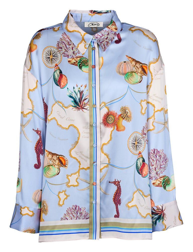 Blouse en soie stretch avec un motif maritime coloré sur fond blanc.