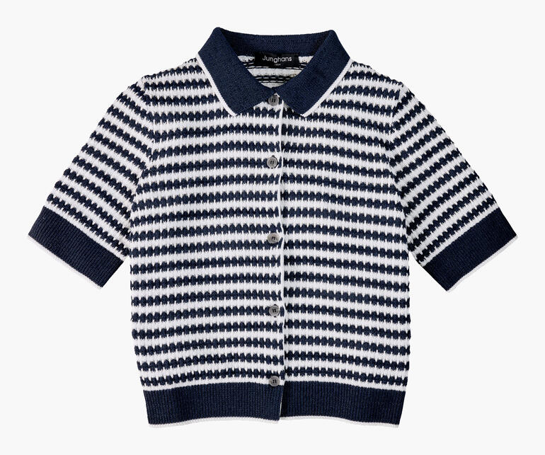 Polo en tricot gaufré bleu-écru, coupé moderne avec des manches courtes.