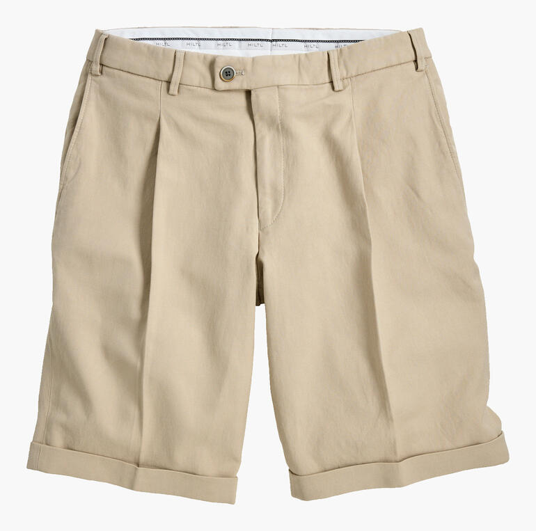 Bermuda à plis en beige, décontractée et élégante, sur un fond neutre.