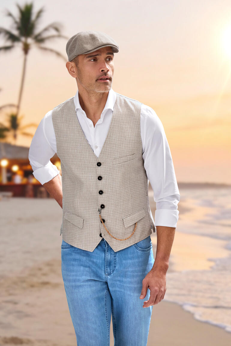 Gilet en lin beige clair de Carl Gross avec des boutons à la plage.
