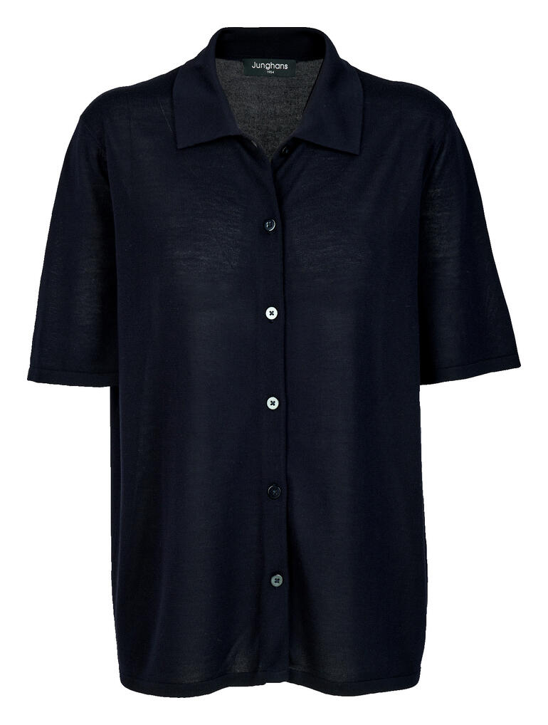 Blouse en tricot Tencel soie navy, moderne avec une fermeture à boutons continue.