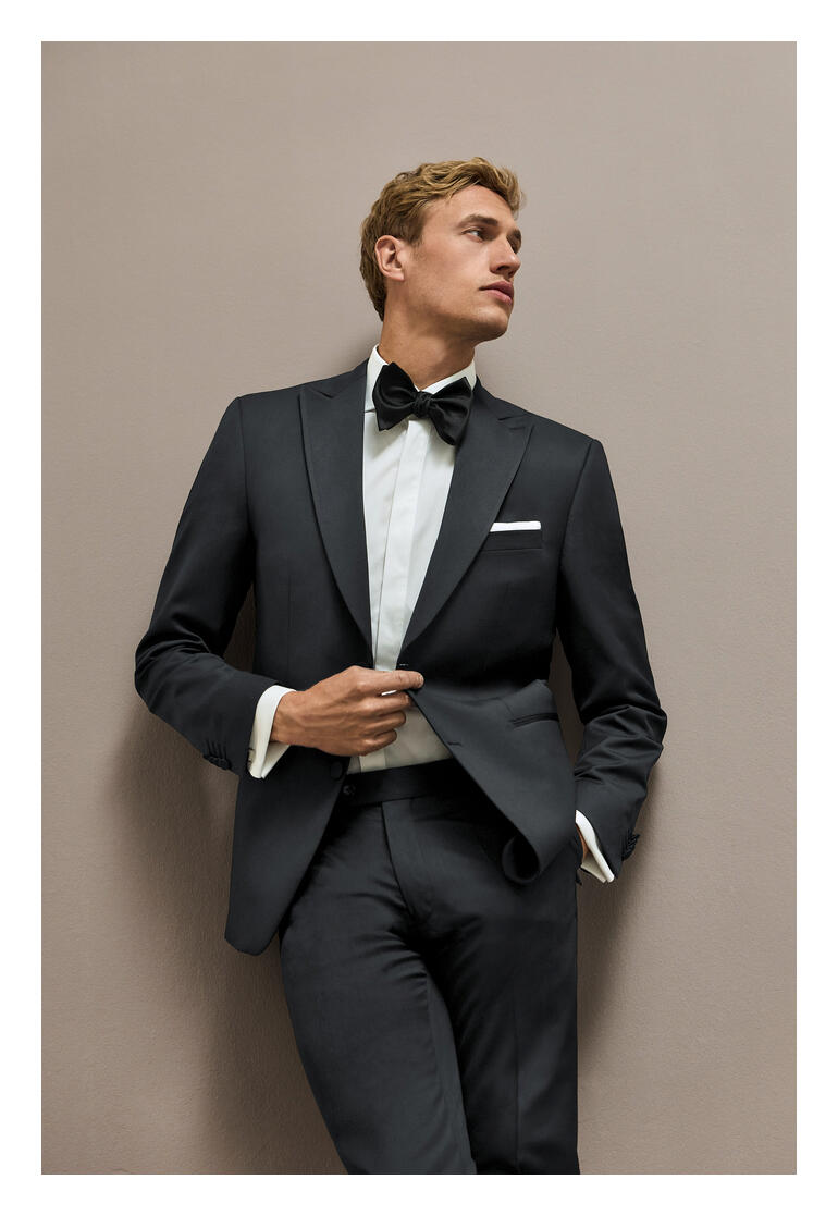 Homme en smoking noir avec nœud papillon