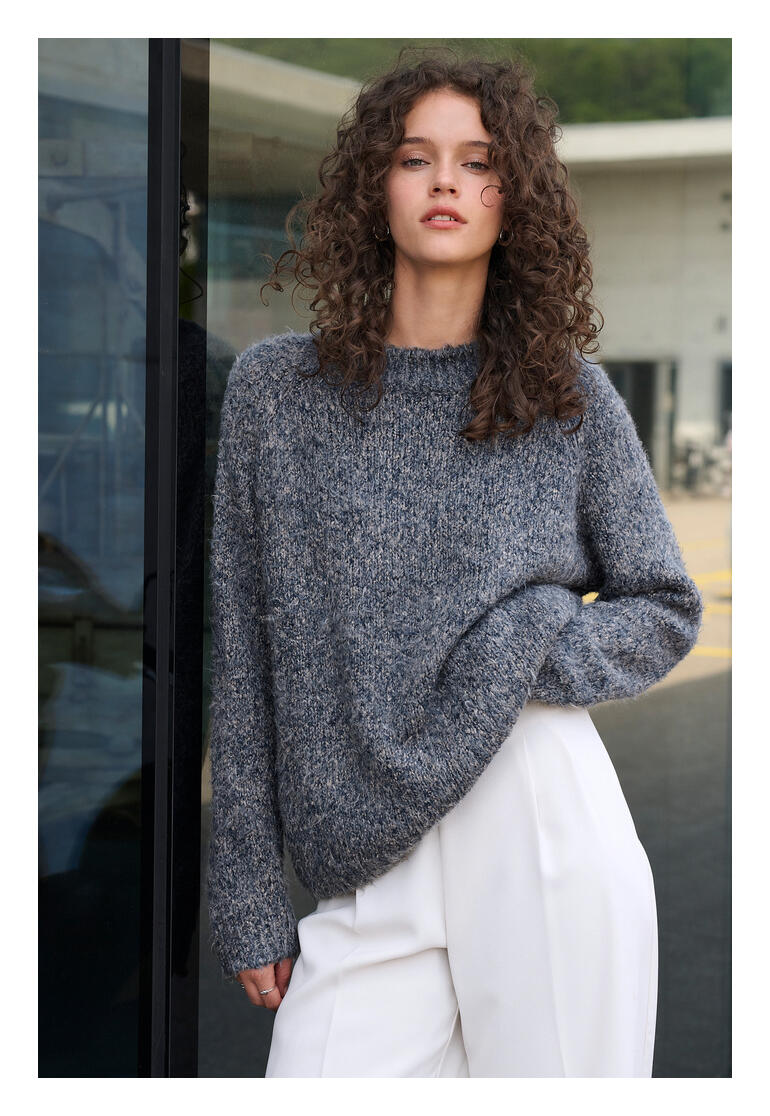 Pull en denim soie gris foncé avec une coupe décontractée et des manches longues.