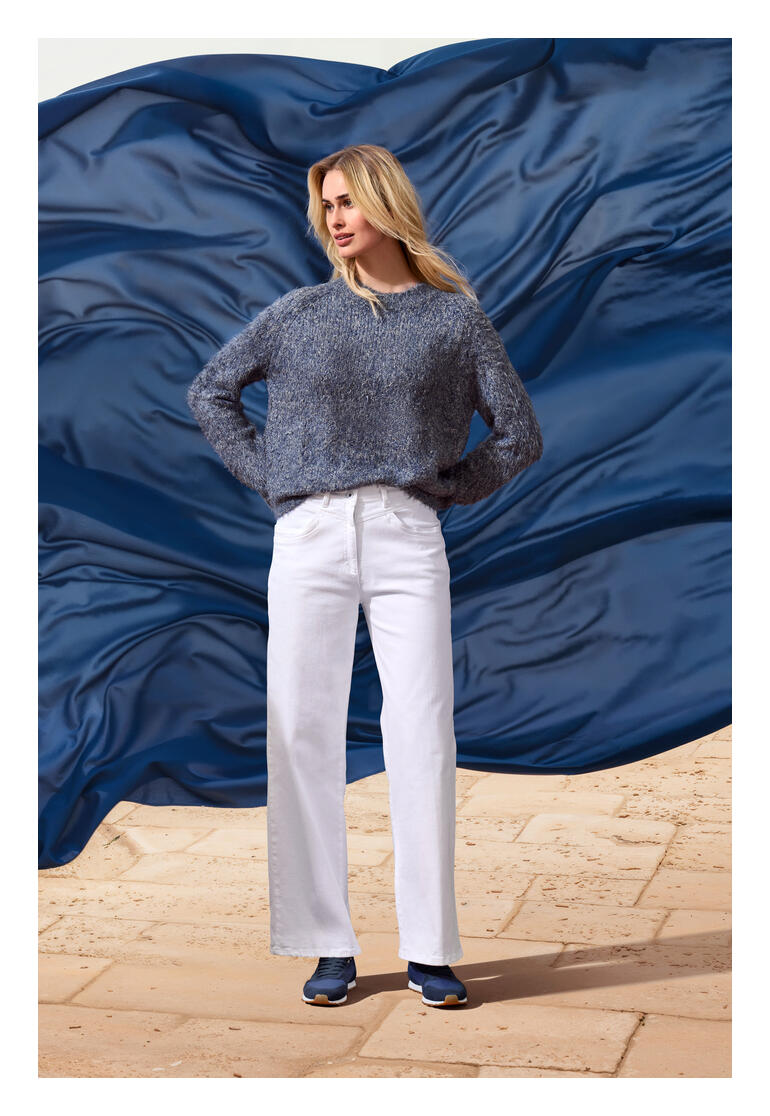 Pull en denim soie gris foncé à coupe décontractée porté par une femme.
