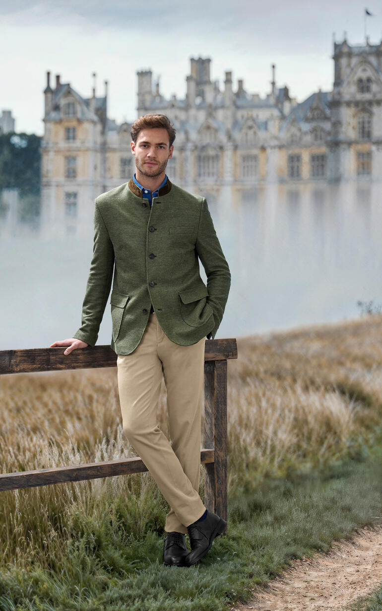 Homme en veste en lin piqué devant un cadre romantique.