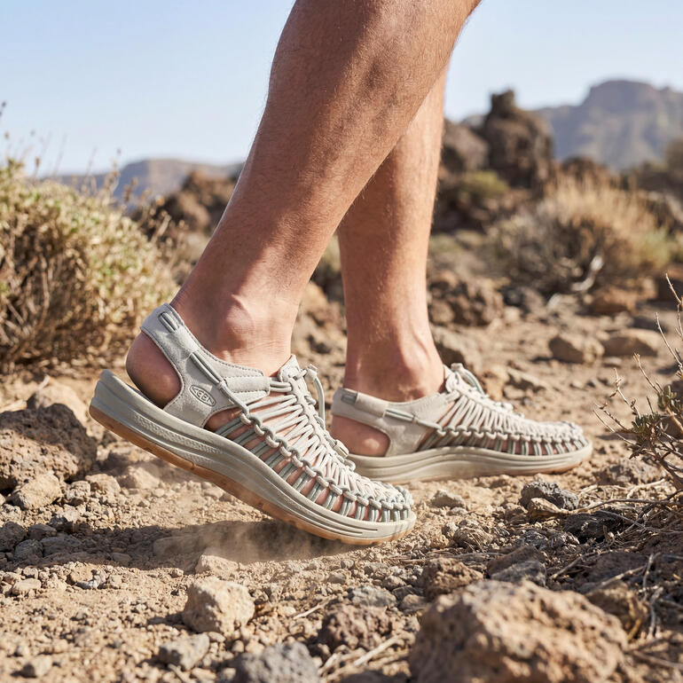 Sandale de plein air Keen Uneek en couleur pierre sur le terrain